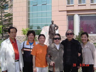 名誉经理峻青与公司教师在一起
